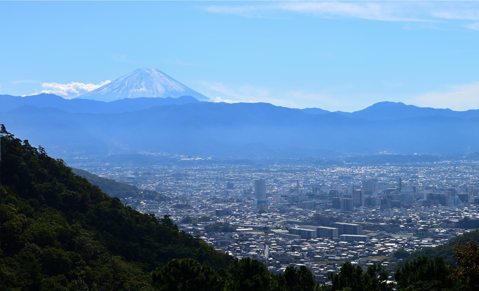 奥に富士山のある甲府の風景
