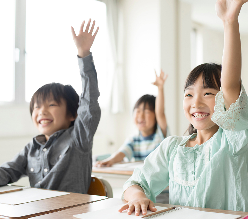 教室で楽しく学習する小学生たちの画像です。